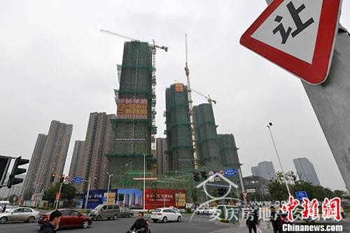 資料圖：售樓人員向顧客介紹樓盤。 中新網(wǎng)記者 金碩 攝